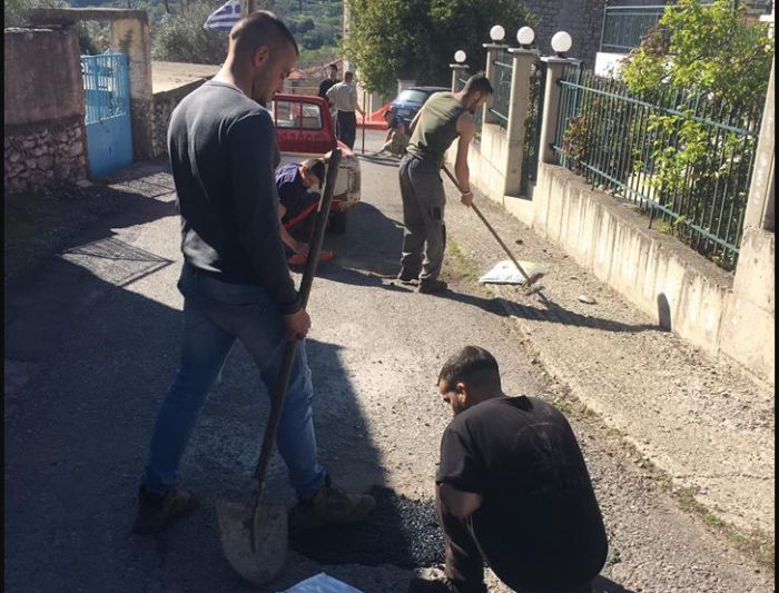 Νέοι της Κανδήλας βοήθησαν εθελοντικά να κλείσουν λακκούβες στο χωριό! (εικόνες)