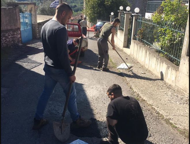Νέοι της Κανδήλας βοήθησαν εθελοντικά να κλείσουν λακκούβες στο χωριό! (εικόνες)