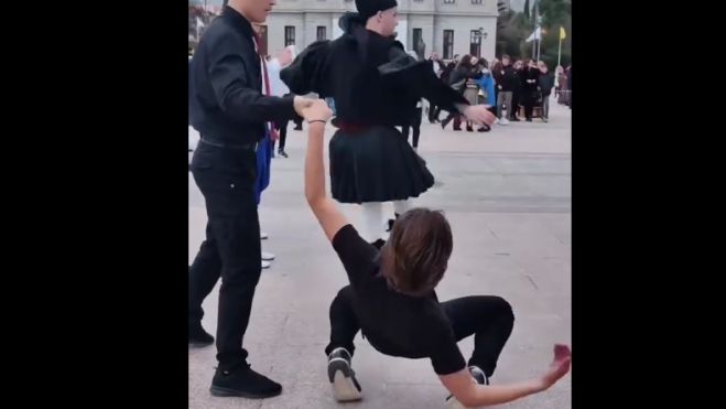 Λεβεντιά και υπηρεφάνεια | Οι νέοι της Τρίπολης χόρεψαν για την "25η Μαρτίου"! (vd)
