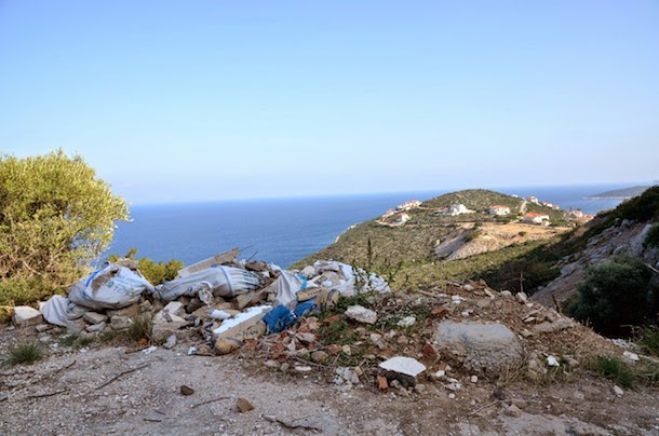 Ανεξέλεγκτη χωματερή χώρος δίπλα στο Αρκαδικό Χωριό (vd)