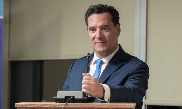 &Gamma;&epsilon;&omega;&rho;&gamma;&iota;ά&delta;&eta;&sigmaf;: &laquo;&Theta;&alpha; &beta;&alpha;&rho;&epsilon;&theta;&epsilon;ί&tau;&epsilon; &nu;&alpha; &mu;&epsilon; &beta;&lambda;έ&pi;&epsilon;&tau;&epsilon; &nu;&alpha; &kappa;ά&nu;&omega; &epsilon;&gamma;&kappa;&alpha;ί&nu;&iota;&alpha;&raquo;