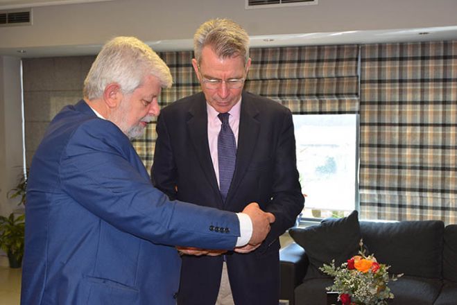 &Tau;&omicron;&nu; &Delta;ή&mu;&alpha;&rho;&chi;&omicron; &Tau;&rho;ί&pi;&omicron;&lambda;&eta;&sigmaf; &epsilon;&pi;&iota;&sigma;&kappa;έ&phi;&theta;&eta;&kappa;&epsilon; &omicron; &Pi;&rho;έ&sigma;&beta;&eta;&sigmaf; &tau;&eta;&sigmaf; &Alpha;&mu;&epsilon;&rho;&iota;&kappa;ή&sigmaf; (vd)