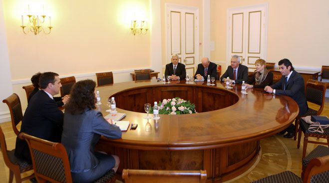 &Mu;&epsilon;&gamma;ά&lambda;&omicron; &epsilon;&nu;&delta;&iota;&alpha;&phi;έ&rho;&omicron;&nu; &tau;&omega;&nu; &Rho;ώ&sigma;&omega;&nu; &gamma;&iota;&alpha; &tau;&eta;&nu; &Alpha;&rho;&kappa;&alpha;&delta;ί&alpha; &ndash; &Epsilon;&mu;&pi;&omicron;&rho;&iota;&kappa;έ&sigmaf; &sigma;&upsilon;&zeta;&eta;&tau;ή&sigma;&epsilon;&iota;&sigmaf; &gamma;&iota;&alpha; &tau;&alpha; &tau;&omicron;&pi;&iota;&kappa;ά &pi;&rho;&omicron;ϊό&nu;&tau;&alpha;!