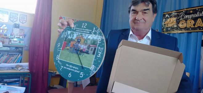 &Sigma;&upsilon;&mu;&beta;&omicron;&lambda;&iota;&kappa;ή &pi;&rho;&omicron;&sigma;&phi;&omicron;&rho;ά &Gamma;&iota;&alpha;&nu;&nu;&alpha;&kappa;&omicron;ύ&rho;&alpha; &sigma;&tau;&omicron;&upsilon;&sigmaf; &mu;&alpha;&theta;&eta;&tau;έ&sigmaf; &tau;&omicron;&upsilon; &Nu;&eta;&pi;&iota;&alpha;&gamma;&omega;&gamma;&epsilon;ί&omicron;&upsilon;-&Delta;&eta;&mu;&omicron;&tau;&iota;&kappa;&omicron;ύ &Kappa;&omicron;&nu;&tau;&omicron;&beta;ά&zeta;&alpha;&iota;&nu;&alpha;&sigmaf;