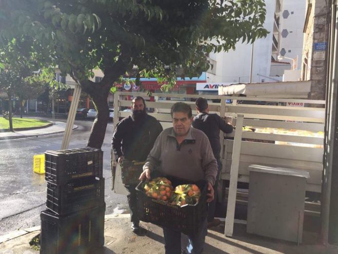 Τρόφιμα σε δοκιμαζόμενες οικογένειες διένειμε η Εκκλησία στην Τρίπολη (εικόνες)