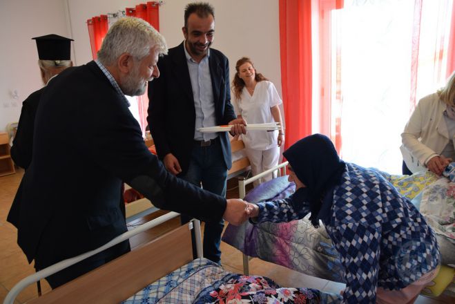 Γηροκομείο: Λαμπάδες σε ηλικιωμένους μοίρασαν Μητροπολίτης και Δήμαρχος! (vd)