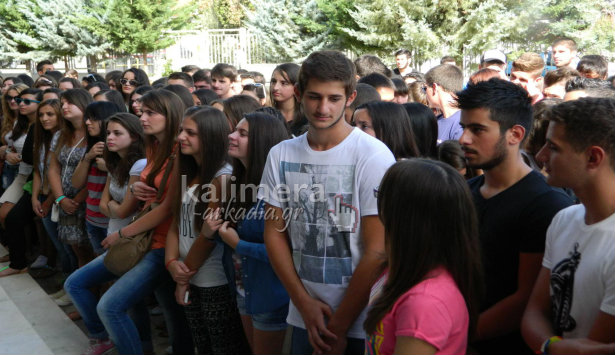 Λιποθύμησε μαθητής στον Αγιασμό του 4ου Λυκείου Τρίπολης (vd)