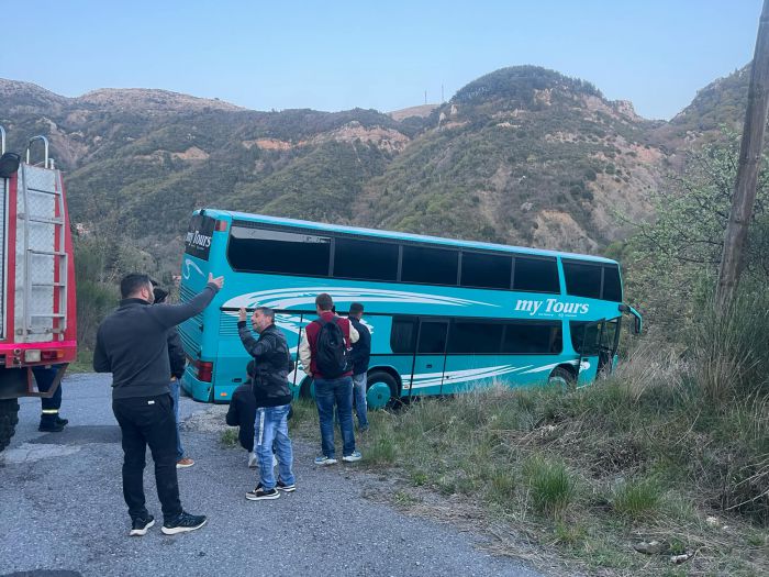 Εγκλωβίστηκε τουριστικό πούλμαν με 70 μαθητές στα Λαγκάδια (vd)