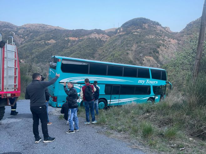 Εγκλωβίστηκε τουριστικό πούλμαν με 70 μαθητές στα Λαγκάδια (vd)