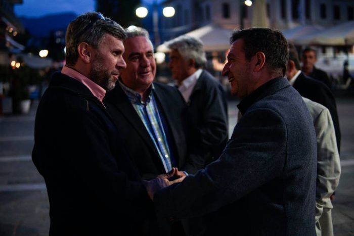 &Kappa;&epsilon;&nu;&tau;&rho;&omicron;&alpha;&rho;&iota;&sigma;&tau;&epsilon;&rho;ά | &Sigma;&tau;&eta;&nu; &Tau;&rho;ί&pi;&omicron;&lambda;&eta; &mu;ί&lambda;&eta;&sigma;&epsilon; &omicron; &Gamma;&iota;ώ&rho;&gamma;&omicron;&sigmaf; &Kappa;&alpha;&mu;ί&nu;&eta;&sigmaf; (&epsilon;&iota;&kappa;ό&nu;&epsilon;&sigmaf;)