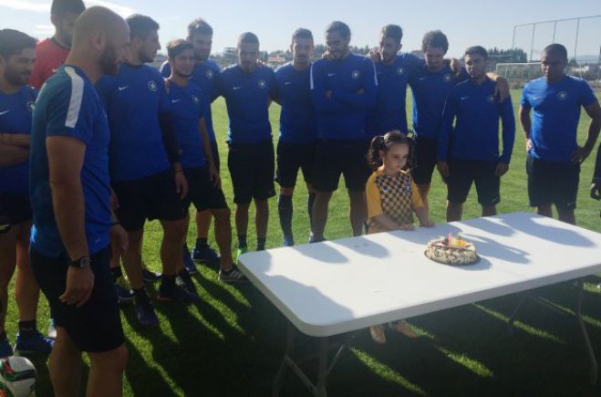 Η μικρή Άννα γιόρτασε τα γενέθλιά της με τους παίχτες του Αστέρα (vd)!