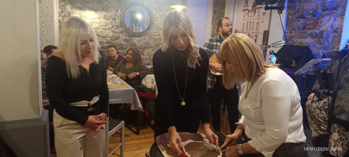 &Eta; &omicron;&mu;ά&delta;&alpha; &tau;&eta;&sigmaf; &Chi;&omicron;&rho;&omega;&delta;ί&alpha;&sigmaf; &tau;&omicron;&upsilon; &Kappa;&Alpha;&Pi;&Eta; έ&kappa;&omicron;&psi;&epsilon; &tau;&eta;&nu; &pi;ί&tau;&alpha; &tau;&eta;&sigmaf; (&epsilon;&iota;&kappa;ό&nu;&epsilon;&sigmaf;)