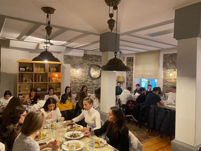 &Tau;&omicron; &gamma;&epsilon;ύ&mu;&alpha; &tau;&eta;&sigmaf; &omicron;&iota;&kappa;&omicron;&gamma;έ&nu;&epsilon;&iota;&alpha;&sigmaf; &tau;&omicron;&upsilon; &Alpha;&sigma;&tau;έ&rho;&alpha; - ''&Sigma;&upsilon;&nu;&epsilon;&chi;ί&zeta;&omicron;&upsilon;&mu;&epsilon; ό&lambda;&omicron;&iota; &mu;&alpha;&zeta;ί''