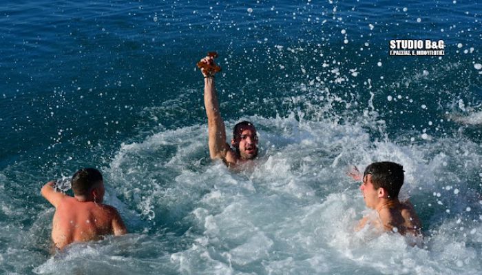 &Theta;&epsilon;&omicron;&phi;ά&nu;&iota;&alpha; &sigma;&tau;&omicron; &Nu;&alpha;ύ&pi;&lambda;&iota;&omicron; | &Eta; &kappa;&alpha;&tau;ά&delta;&upsilon;&sigma;&eta; &tau;&omicron;&upsilon; &Tau;&iota;&mu;ί&omicron;&upsilon; &Sigma;&tau;&alpha;&upsilon;&rho;&omicron;ύ &sigma;&tau;&omicron; &lambda;&iota;&mu;ά&nu;&iota; &tau;&eta;&sigmaf; &pi;ό&lambda;&eta;&sigmaf; (vd)