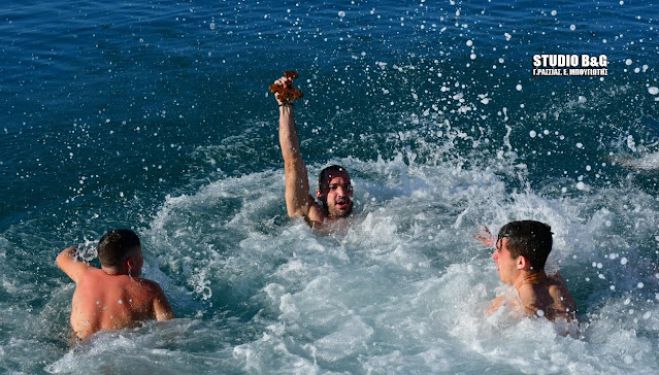 &Theta;&epsilon;&omicron;&phi;ά&nu;&iota;&alpha; &sigma;&tau;&omicron; &Nu;&alpha;ύ&pi;&lambda;&iota;&omicron; | &Eta; &kappa;&alpha;&tau;ά&delta;&upsilon;&sigma;&eta; &tau;&omicron;&upsilon; &Tau;&iota;&mu;ί&omicron;&upsilon; &Sigma;&tau;&alpha;&upsilon;&rho;&omicron;ύ &sigma;&tau;&omicron; &lambda;&iota;&mu;ά&nu;&iota; &tau;&eta;&sigmaf; &pi;ό&lambda;&eta;&sigmaf; (vd)
