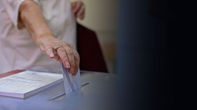 Δημοσκόπηση δείχνει διαφορά 13,3% ανάμεσα σε ΝΔ και ΣΥΡΙΖΑ - Στο όριο να ξαναμπεί στη Βουλή η Χρυσή Αυγή