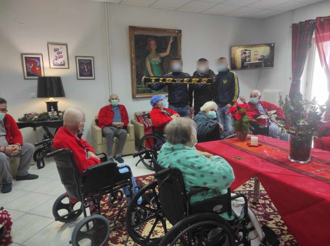 &Delta;ί&pi;&lambda;&alpha; &sigma;&tau;&iota;&sigmaf; &gamma;&epsilon;&rho;ό&nu;&tau;&iota;&sigma;&sigma;&epsilon;&sigmaf; &kappa;&alpha;&iota; &sigma;&tau;&omicron;&upsilon;&sigmaf; &gamma;έ&rho;&omicron;&nu;&tau;&epsilon;&sigmaf; &tau;&omicron;&upsilon; &Delta;&epsilon;&kappa;ά&zeta;&epsilon;&iota;&omicron;&upsilon; &Gamma;&eta;&rho;&omicron;&kappa;&omicron;&mu;&epsilon;ί&omicron;&upsilon; &omicron;&iota; Tigers &tau;&omicron;&upsilon; &Alpha;&sigma;&tau;έ&rho;&alpha;