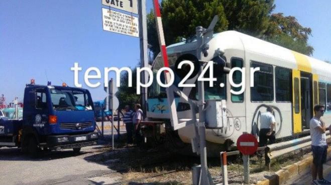 Παράτησε το αυτοκίνητο και &quot;μπλόκαρε&quot; τον προαστιακό! (vd)