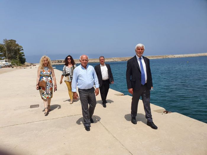 &Tau;&eta;&nu; &Tau;&rho;&iota;&phi;&upsilon;&lambda;ί&alpha; &epsilon;&pi;&iota;&sigma;&kappa;έ&phi;&theta;&eta;&kappa;&epsilon; &omicron; &Pi;έ&tau;&rho;&omicron;&sigmaf; &Tau;&alpha;&tau;&omicron;ύ&lambda;&eta;&sigmaf;