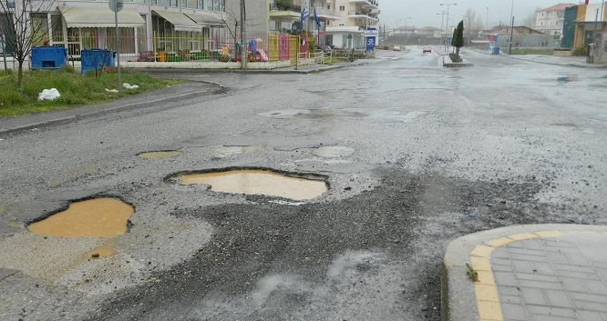 &Lambda;&alpha;&kappa;&kappa;&omicron;ύ&beta;&epsilon;&sigmaf; &pi;&alpha;&nu;&tau;&omicron;ύ &ndash; &Sigma;&epsilon; ά&theta;&lambda;&iota;&alpha; &kappa;&alpha;&tau;ά&sigma;&tau;&alpha;&sigma;&eta; &kappa;&alpha;&iota; &eta; &omicron;&delta;ό&sigmaf; &laquo;&Mu;&omicron;&upsilon;&tau;&zeta;&omicron;&upsilon;&rho;&omicron;&pi;&omicron;ύ&lambda;&omicron;&upsilon;&raquo; &sigma;&tau;&eta;&nu; &Tau;&rho;ί&pi;&omicron;&lambda;&eta; (&epsilon;&iota;&kappa;ό&nu;&epsilon;&sigmaf;)