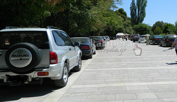 Παρκαρισμένα αυτοκίνητα παντού στο πεζοδρομημένο κέντρο - Όλα τριγύρω αλλάζουν και όλα τα ίδια μένουν σε αυτή την πόλη... (εικόνες)