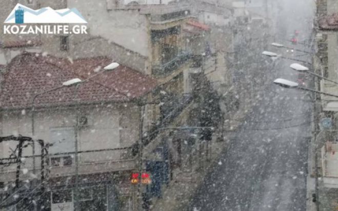 Παρέλαση με χιόνια σε Κοζάνη και Καστοριά - Δείτε τα βίντεο!
