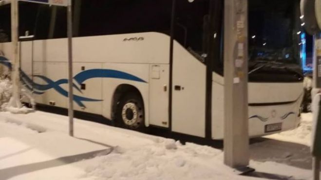 Λεωφορεία κόλλησαν στα χιόνια στη Γορτυνία!