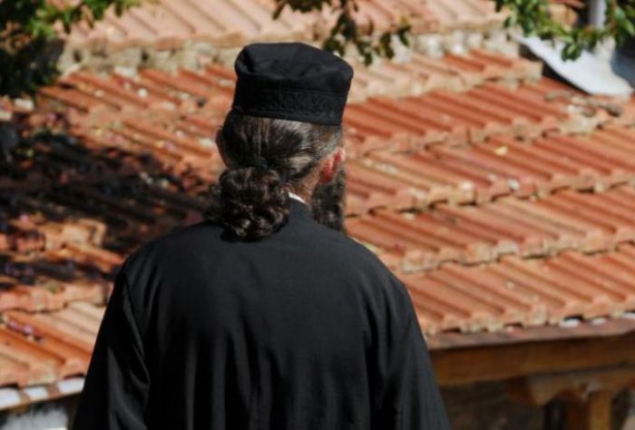 Κορωνοϊός | Ιερέας στην Ηλιούπολη έκανε κανονικά λειτουργία με πιστούς - Κλειδώθηκαν στο ναό όταν πήγε η Αστυνομία!