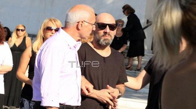 Οι δύσκολες ώρες του Νίκου Μουτσινά - Συντετριμμένος στην κηδεία της μητέρας του.