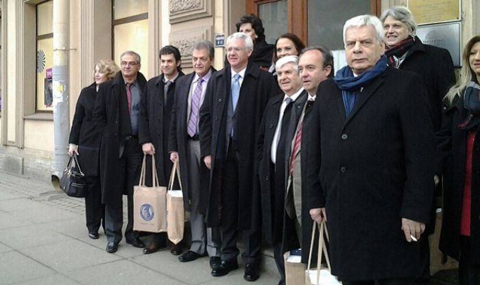 &Mu;&epsilon; &tau;&omicron;&nu; &Pi;&rho;ό&xi;&epsilon;&nu;&omicron; &tau;&eta;&sigmaf; &Epsilon;&lambda;&lambda;ά&delta;&alpha;&sigmaf; &sigma;&upsilon;&nu;&alpha;&nu;&tau;ή&theta;&eta;&kappa;&epsilon; &eta; &alpha;&pi;&omicron;&sigma;&tau;&omicron;&lambda;ή &tau;&omicron;&upsilon; &Delta;ή&mu;&omicron;&upsilon; &Tau;&rho;ί&pi;&omicron;&lambda;&eta;&sigmaf; &sigma;&tau;&eta;&nu; &Alpha;&gamma;ί&alpha; &Pi;&epsilon;&tau;&rho;&omicron;ύ&pi;&omicron;&lambda;&eta; (&epsilon;&iota;&kappa;ό&nu;&epsilon;&sigmaf;)!