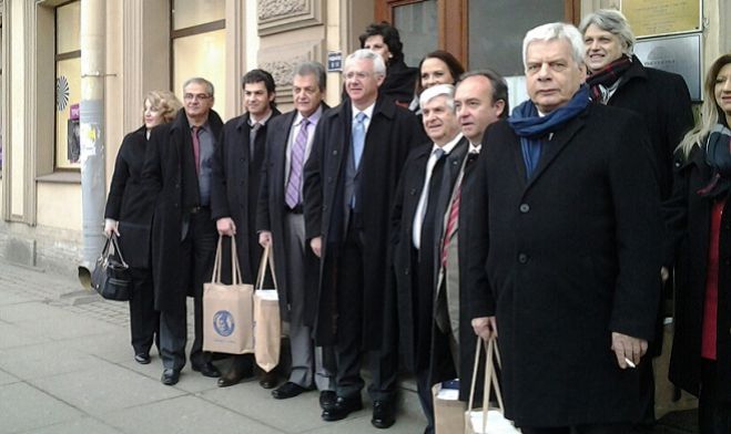 &Mu;&epsilon; &tau;&omicron;&nu; &Pi;&rho;ό&xi;&epsilon;&nu;&omicron; &tau;&eta;&sigmaf; &Epsilon;&lambda;&lambda;ά&delta;&alpha;&sigmaf; &sigma;&upsilon;&nu;&alpha;&nu;&tau;ή&theta;&eta;&kappa;&epsilon; &eta; &alpha;&pi;&omicron;&sigma;&tau;&omicron;&lambda;ή &tau;&omicron;&upsilon; &Delta;ή&mu;&omicron;&upsilon; &Tau;&rho;ί&pi;&omicron;&lambda;&eta;&sigmaf; &sigma;&tau;&eta;&nu; &Alpha;&gamma;ί&alpha; &Pi;&epsilon;&tau;&rho;&omicron;ύ&pi;&omicron;&lambda;&eta; (&epsilon;&iota;&kappa;ό&nu;&epsilon;&sigmaf;)!