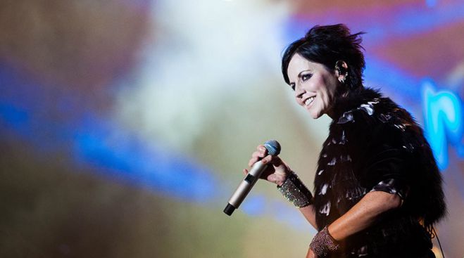 &Pi;έ&theta;&alpha;&nu;&epsilon; &xi;&alpha;&phi;&nu;&iota;&kappa;ά &eta; &tau;&rho;&alpha;&gamma;&omicron;&upsilon;&delta;ί&sigma;&tau;&rho;&iota;&alpha; &tau;&omega;&nu; Cranberries, Dolores O' Riordan (vd)