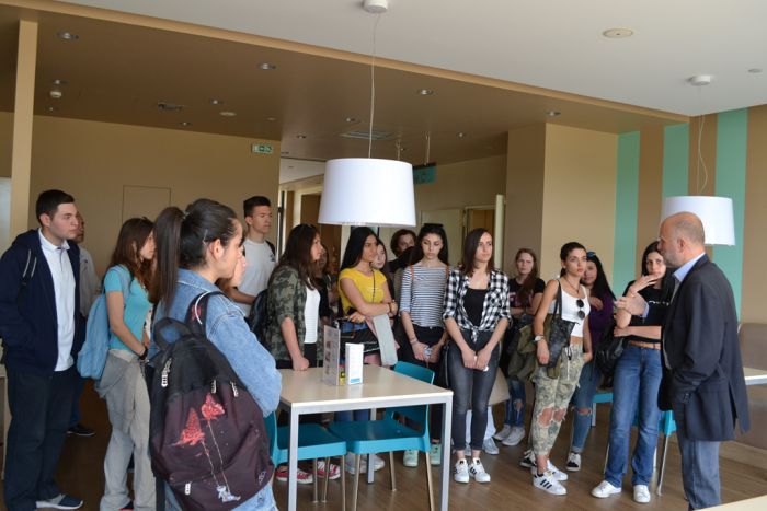 &Mu;&alpha;&theta;&eta;&tau;έ&sigmaf; &tau;&omicron;&upsilon; 1&omicron;&upsilon; &Epsilon;&Pi;&Alpha;&Lambda; &Tau;&rho;ί&pi;&omicron;&lambda;&eta;&sigmaf; &sigma;&tau;&omicron; "&Pi;&alpha;&lambda;&lambda;ά&delta;&iota;&omicron;&nu;" (&epsilon;&iota;&kappa;ό&nu;&epsilon;&sigmaf;)