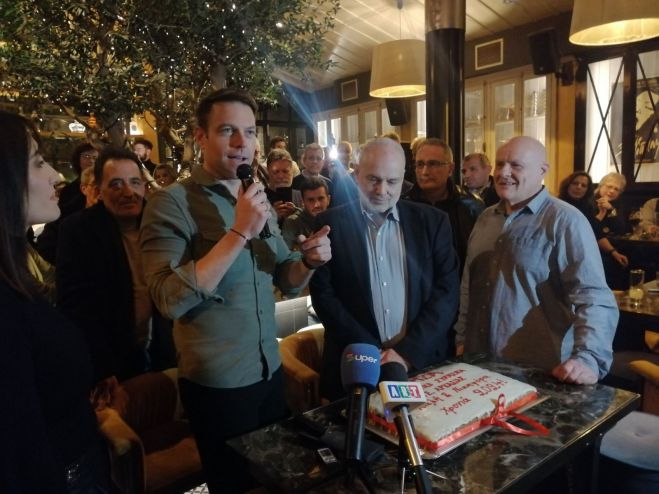 &Omicron; &Kappa;&alpha;&sigma;&sigma;&epsilon;&lambda;ά&kappa;&eta;&sigmaf; &sigma;&tau;&eta;&nu; &Tau;&rho;ί&pi;&omicron;&lambda;&eta; | "&Epsilon;ί&mu;&alpha;&sigma;&tau;&epsilon; &upsilon;&pi;&epsilon;&rho;ή&phi;&alpha;&nu;&omicron;&iota; &gamma;&iota;&alpha; &tau;&eta; &delta;&iota;&alpha;&kappa;&upsilon;&beta;έ&rho;&nu;&eta;&sigma;&eta; &Sigma;&Upsilon;&Rho;&Iota;&Zeta;&Alpha;. &Epsilon;&mu;&epsilon;ί&sigmaf; &delta;&epsilon;&nu; &pi;&lambda;&omicron;&upsilon;&tau;ί&sigma;&alpha;&mu;&epsilon;, &delta;&epsilon;&nu; &epsilon;&xi;&alpha;&rho;&tau;ό&mu;&alpha;&sigma;&tau;&epsilon; &alpha;&pi;ό &kappa;&alpha;&nu;έ&nu;&alpha;&nu;"