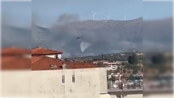 Ενισχύθηκαν οι δυνάμεις στην πυρκαγιά στον Άγιο Σώστη | Ρίχνουν νερό 9 αεροσκάφη και 2 ελικόπτερα (vd)