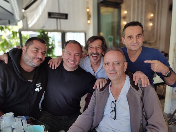 &Kappa;&upsilon;&rho;&iota;&alpha;&kappa;ά&tau;&iota;&kappa;&omicron;&sigmaf; &kappa;&alpha;&phi;έ&sigmaf; &sigma;&tau;&omicron; &kappa;έ&nu;&tau;&rho;&omicron; &tau;&eta;&sigmaf; &Tau;&rho;ί&pi;&omicron;&lambda;&eta;&sigmaf; &gamma;&iota;&alpha; &gamma;&nu;&omega;&sigma;&tau;&omicron;ύ&sigmaf; &eta;&theta;&omicron;&pi;&omicron;&iota;&omicron;ύ&sigmaf; &lambda;ί&gamma;&omicron; &pi;&rho;&iota;&nu; &tau;&eta;&nu; &theta;&epsilon;&alpha;&tau;&rho;&iota;&kappa;ή &pi;&alpha;&rho;ά&sigma;&tau;&alpha;&sigma;&eta; &sigma;&tau;&omicron; &Mu;&alpha;&lambda;&lambda;&iota;&alpha;&rho;&omicron;&pi;&omicron;ύ&lambda;&epsilon;&iota;&omicron;! (&epsilon;&iota;&kappa;ό&nu;&epsilon;&sigmaf;)