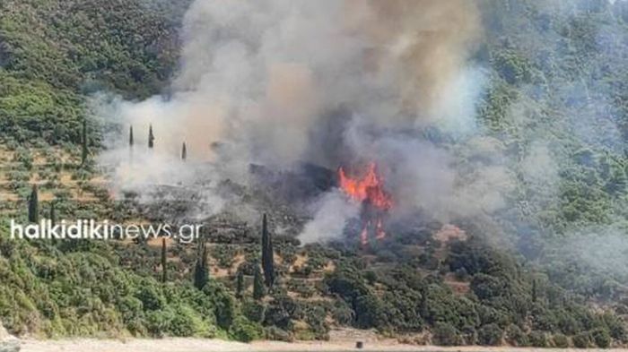 Συνεχίζεται η «μάχη» με τις φλόγες στο Άγιο Όρος | Νέα ενίσχυση των πυροσβεστικών δυνάμεων