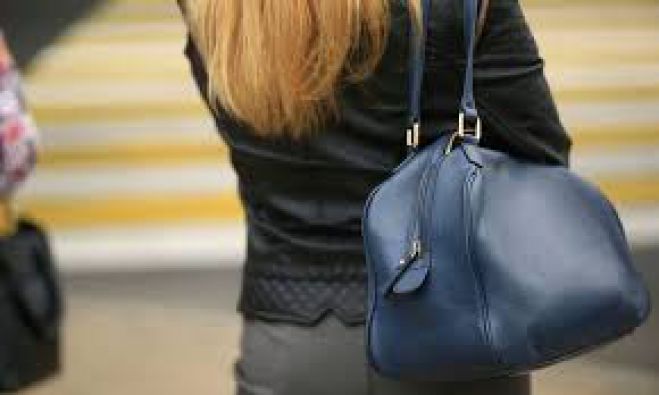 Ανήλικος έκλεψε τσάντα γυναίκας στην Καλαμάτα | Κατηγορούνται οι γονείς του για παραμέληση