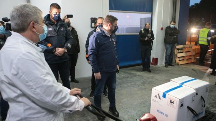 Στην Αθήνα τα πρώτα εμβόλια κατά της Covid-19
