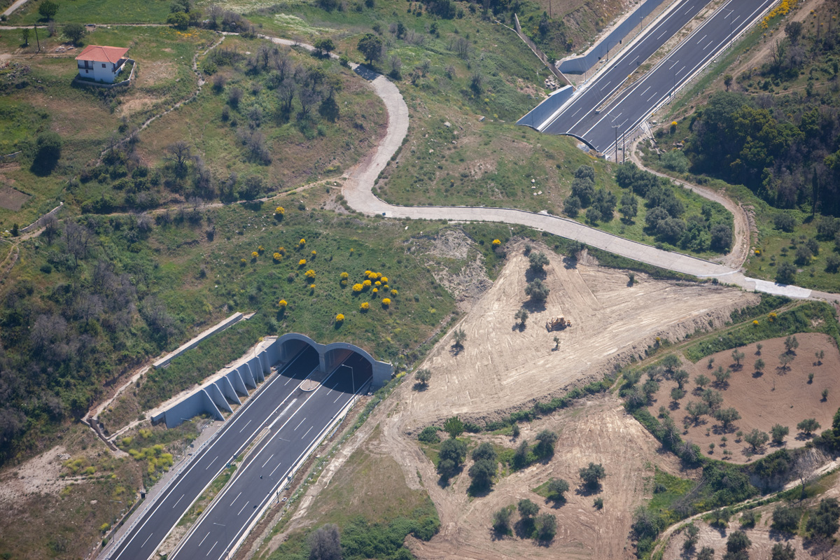 Ά&nu;&epsilon;&tau;&alpha; &kappa;&alpha;&iota; &gamma;&rho;ή&gamma;&omicron;&rho;&alpha; &tau;&alpha;&xi;ί&delta;&iota;&alpha; &sigma;&epsilon; &pi;&omicron;&lambda;&lambda;&omicron;ύ&sigmaf; &alpha;&upsilon;&tau;&omicron;&kappa;&iota;&nu;&eta;&tau;ό&delta;&rho;&omicron;&mu;&omicron;&upsilon;&sigmaf;, &mu;&epsilon; έ&nu;&alpha;&nu; &kappa;&alpha;&iota; &mu;ό&nu;&omicron; &pi;&omicron;&mu;&pi;&omicron;&delta;έ&kappa;&tau;&eta;