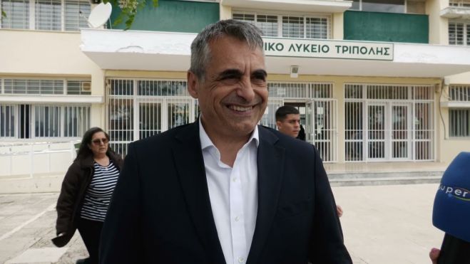 Στο 2ο Λύκειο ψήφισε ο Κώστας Τζιούμης: "Είναι μια γιορτή της Δημοκρατίας" (vd)
