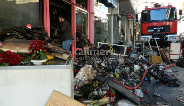 Πυρκαγιά κατέστρεψε ολοσχερώς κατάστημα στην Τρίπολη (εικόνες)
