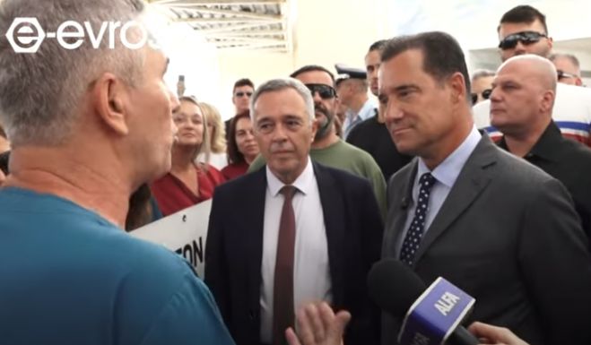 «Αυτός δεν είναι υπουργός Υγείας, είναι εμπορίου και κερδοσκοπίας» | Με γιουχαΐσματα υποδέχτηκαν τον Άδωνι Γεωργιάδη στην Αλεξανδρούπολη! (vd)