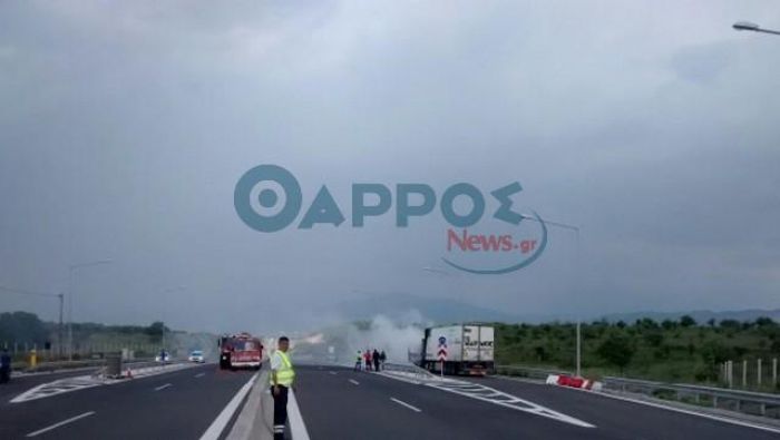 Φωτιά σε φορτηγό έκλεισε την Ε.Ο. Καλαμάτας - Τρίπολης (φωτογραφίες)