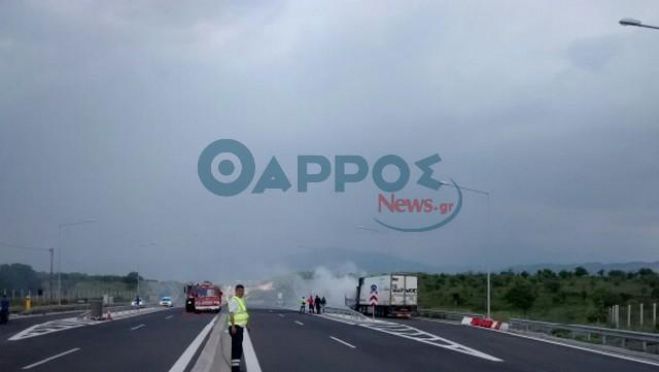 Φωτιά σε φορτηγό έκλεισε την Ε.Ο. Καλαμάτας - Τρίπολης (φωτογραφίες)