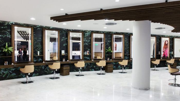 Κομμωτής: &quot;Μου τηλεφωνούν γυναίκες και μου λένε ότι θα πλήρωναν και το πρόστιμο, φτάνει να δεχόμουν να τους βάψω τα μαλλιά…&quot;!