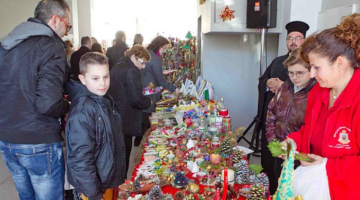 &Eta; &epsilon;&omicron;&rho;&tau;&alpha;&gamma;&omicron;&rho;ά &tau;&omicron;&upsilon; &Kappa;&alpha;&tau;&eta;&chi;&eta;&tau;&iota;&kappa;&omicron;ύ &Sigma;&chi;&omicron;&lambda;&epsilon;ί&omicron;&upsilon; &sigma;&tau;&eta;&nu; &Tau;&rho;ί&pi;&omicron;&lambda;&eta; (&epsilon;&iota;&kappa;ό&nu;&epsilon;&sigmaf;)