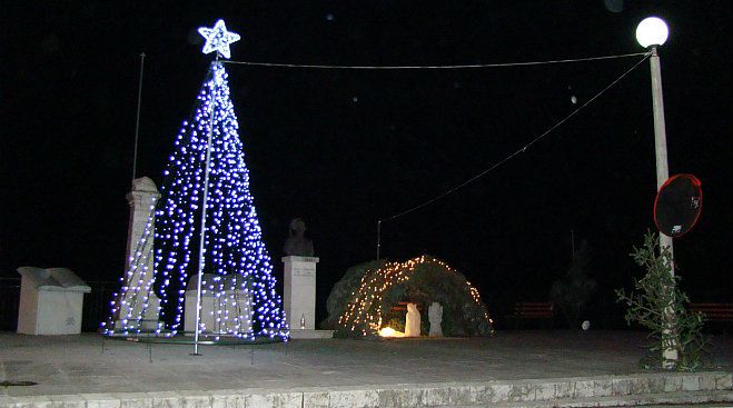 Στολίστηκαν για τα Χριστούγεννα τα Λαγκάδια (εικόνες)