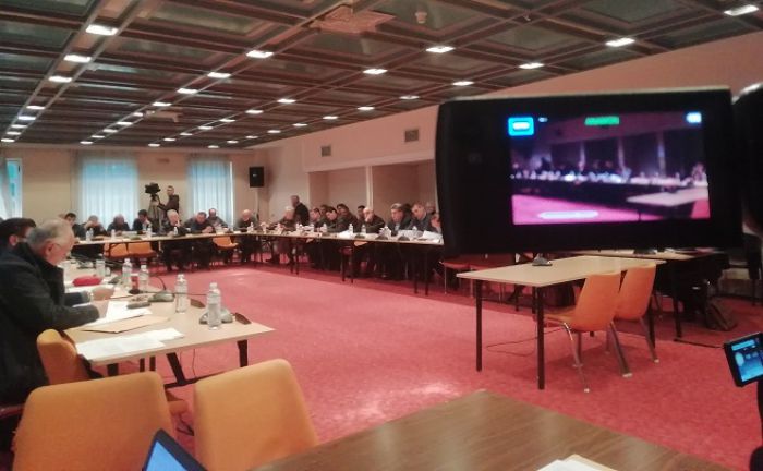 &Delta;&eta;&mu;&omicron;&tau;&iota;&kappa;ό &Sigma;&upsilon;&mu;&beta;&omicron;ύ&lambda;&iota;&omicron; | &Kappa;&alpha;&tau;&epsilon;&pi;&epsilon;ί&gamma;&omicron;&upsilon;&sigma;&alpha; &sigma;&upsilon;&nu;&epsilon;&delta;&rho;ί&alpha;&sigma;&eta; &tau;&eta;&nu; &Pi;&alpha;&rho;&alpha;&sigma;&kappa;&epsilon;&upsilon;ή &sigma;&tau;&eta;&nu; &Tau;&rho;ί&pi;&omicron;&lambda;&eta;