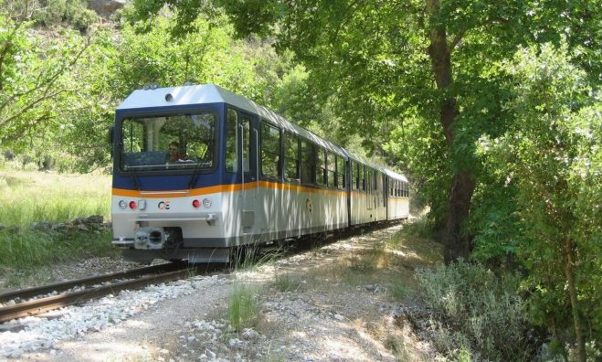 Καλάβρυτα | Βράχος έπεσε στη γραμμή του Οδοντωτού - Ήρθε σε επαφή με τρένο